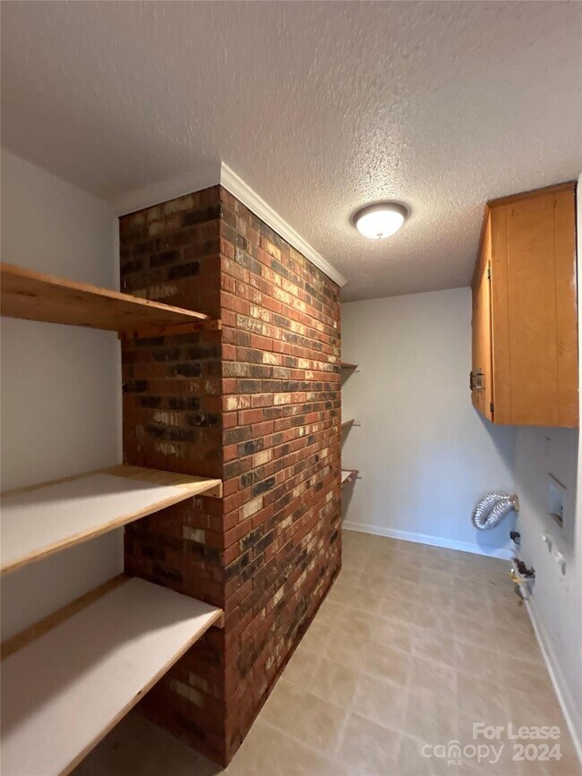 Building Photo - 4614 Cloverdale Ave