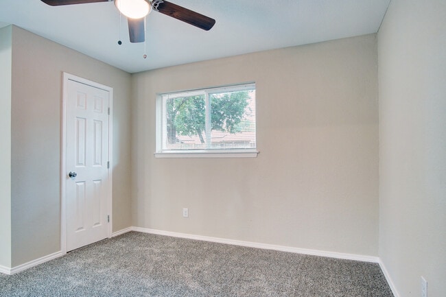 Building Photo - 2402 Ozark Dr