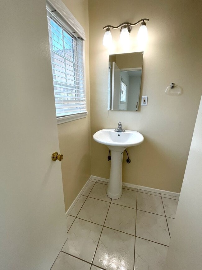 Building Photo - 3 bedroom immaculate home in Southwest Tor...