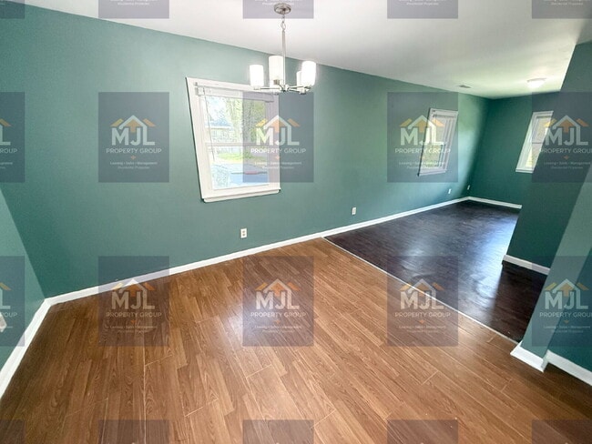 Building Photo - Spacious 3 Bedroom / 1 Bath Apartment in Sugar Creek *Ready Now*