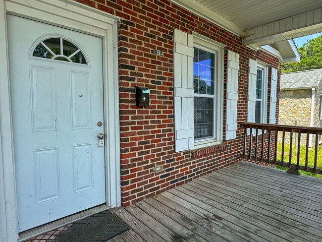 Building Photo - 812 Colonial Ave