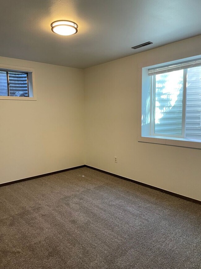 Building Photo - 2143 Ryeland Ln