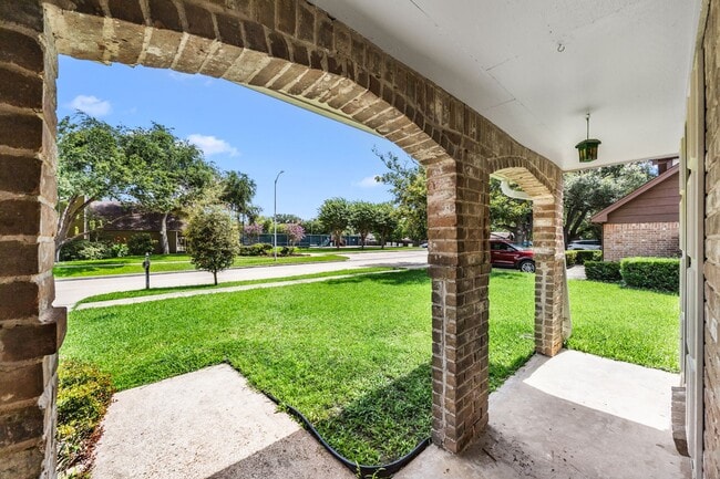 Building Photo - 2211 Turtle Creek Dr