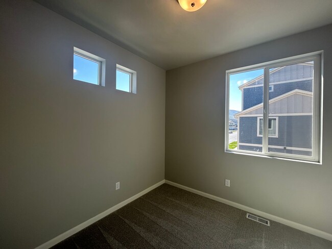 Building Photo - 3 Bedroom 3 Bathroom Home in Farmington Utah!
