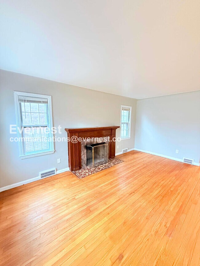 Building Photo - 11009 Roxbury St