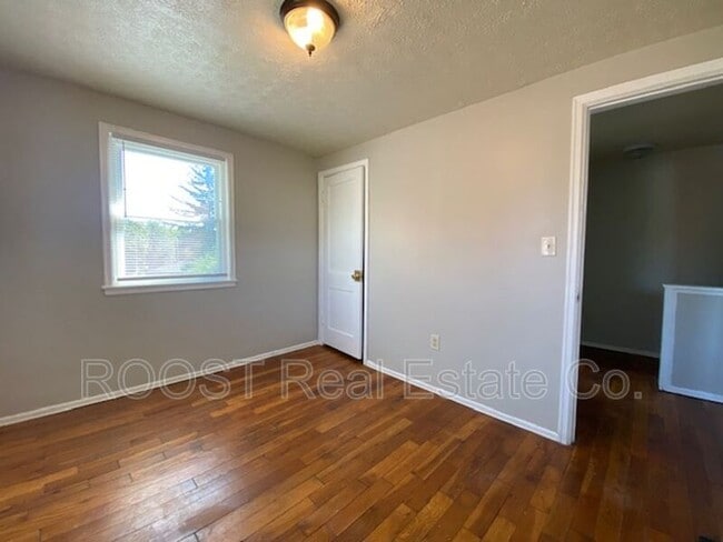 Building Photo - 875 E McCreight Ave
