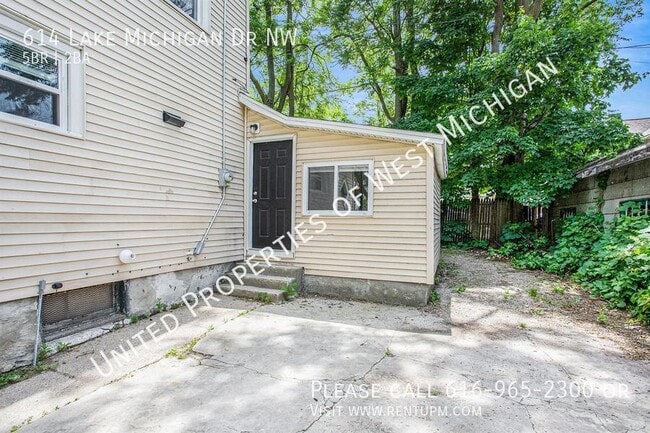 Building Photo - 614 Lake Michigan Dr NW