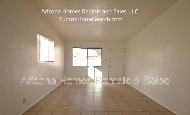 Building Photo - 3535 N Country Club Rd