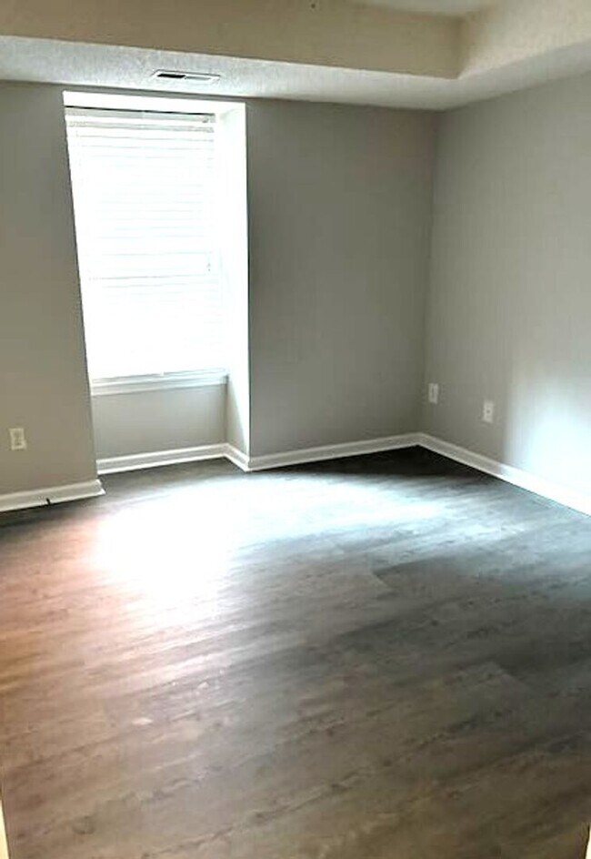 Building Photo - University Area Condo, 2 bd, 2bth