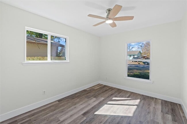 Building Photo - 9417 N Creek Dr