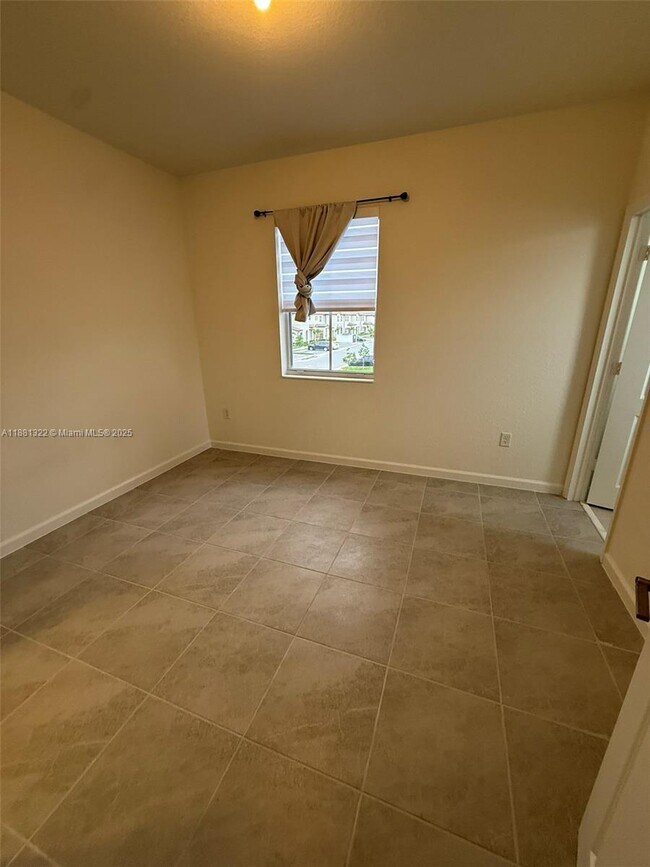 Building Photo - 2582 SE 29th St