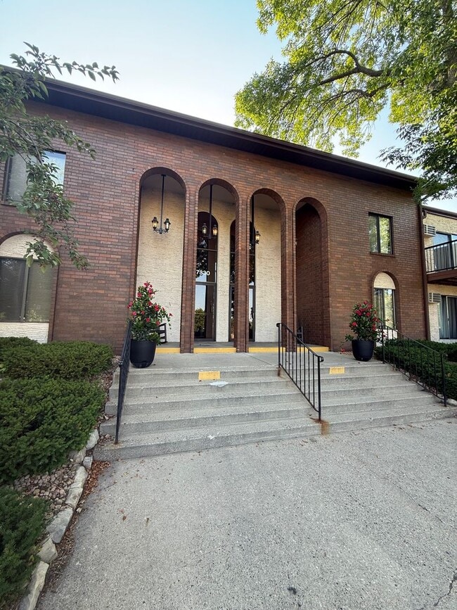 Building Photo - Spacious 2BR Edina Condo with Updated Interior, Outdoor Pool & Underground Parking