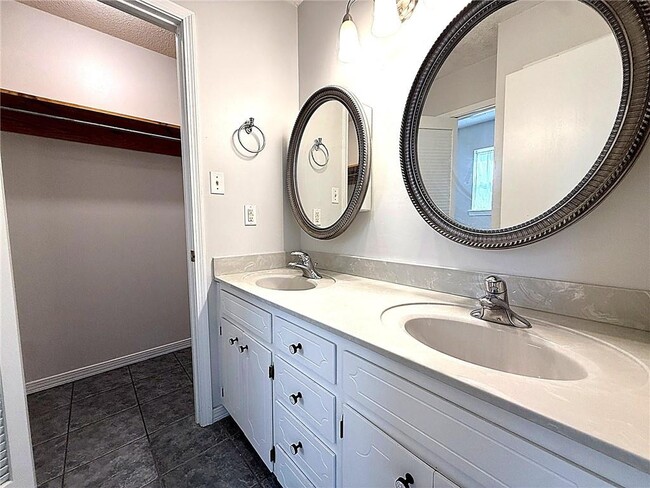 Building Photo - 955 Louise Ave