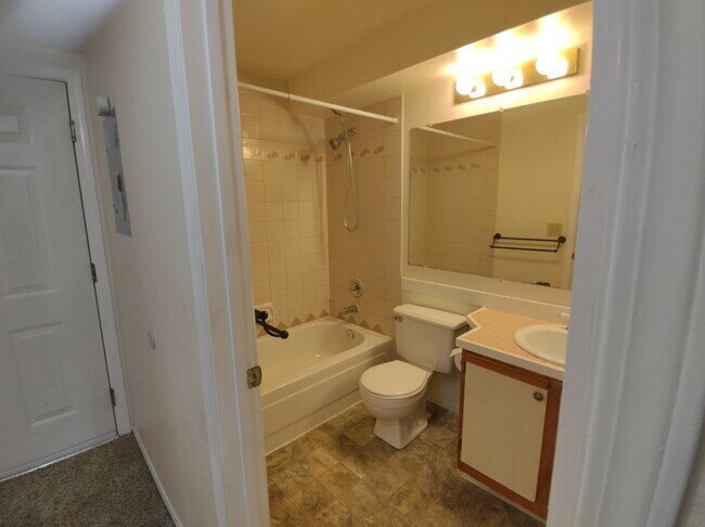 Building Photo - Well-Maintained 1BR Condo Near North Seattle College with Parking & Storage