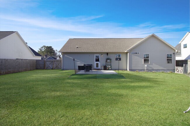 Building Photo - Gorgeous Home Off of Burgaw HWY