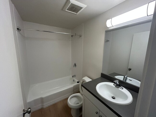 Building Photo - 3801 Beach Dr SW