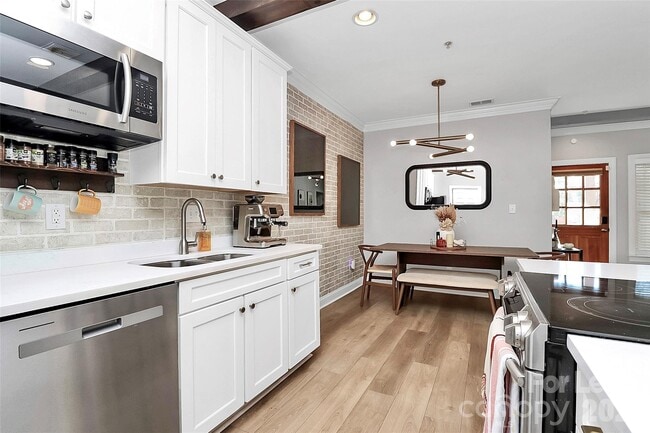 Building Photo - 105 S Summit Ave