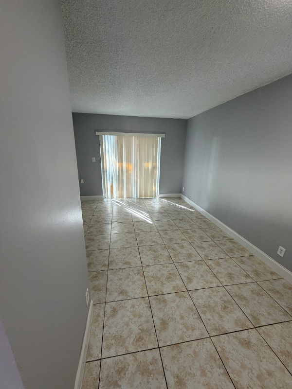 Building Photo - 4136 Lakeside Dr