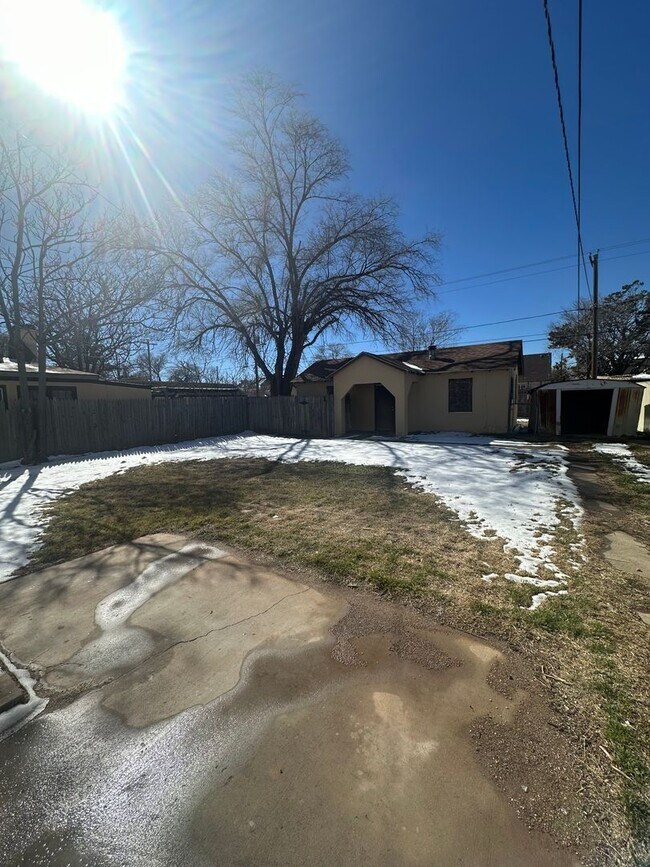 Building Photo - Spacious 4 Bedroom!