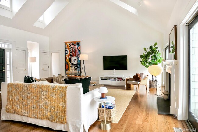 Building Photo - 70 S Country Rd