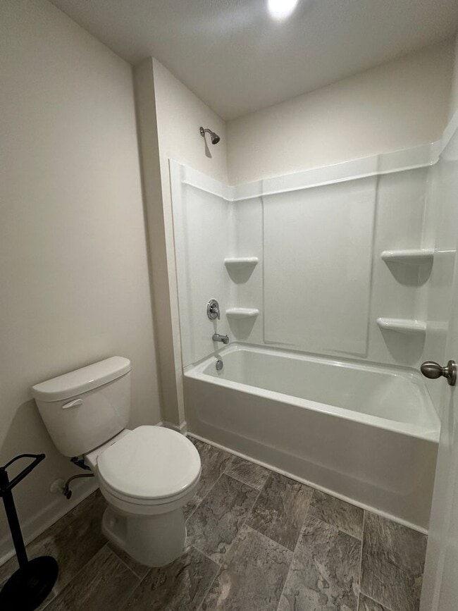 Building Photo - 4 bed/2.5 bath home - E Morristown