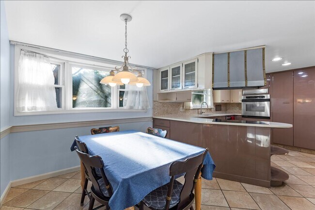 Building Photo - Magnificent 6 bedroom house in desirable H...