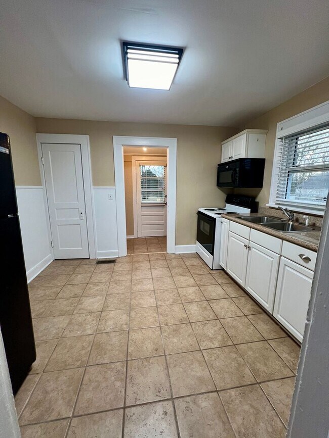 Building Photo - Adorable home in the heart of Bowling Green!