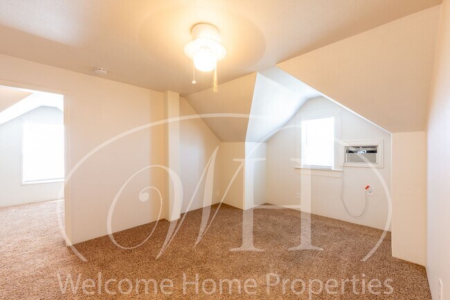 Building Photo - Spacious Attic Apartment Close to WWU