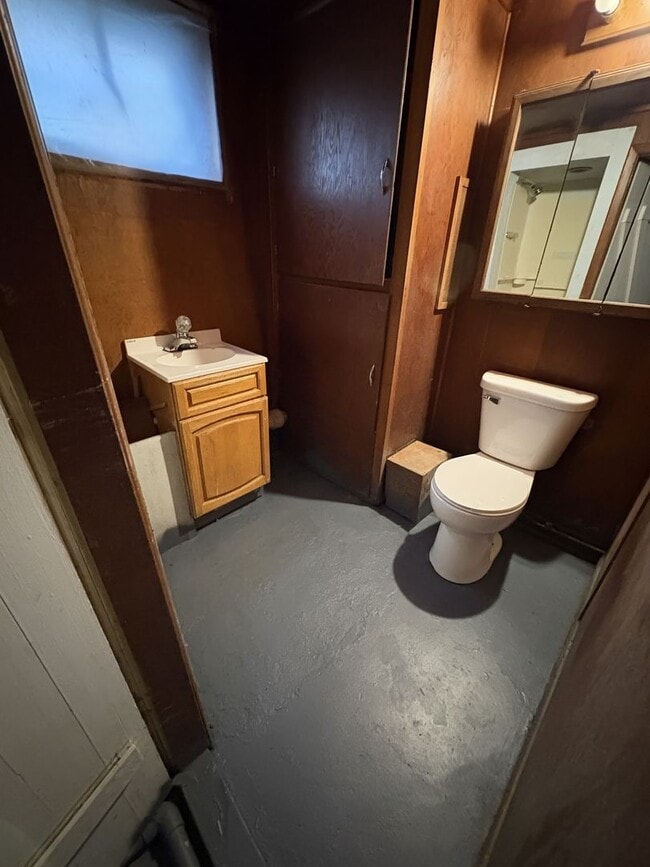 Building Photo - 2 Bed House for Rent! **NO APPLICATION FEES**