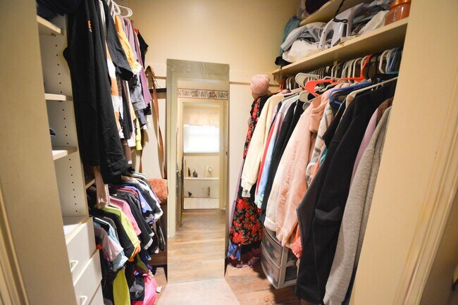 Building Photo - Unique, Conveniently Located, 4 bed 2.5 bath Home For Rent!