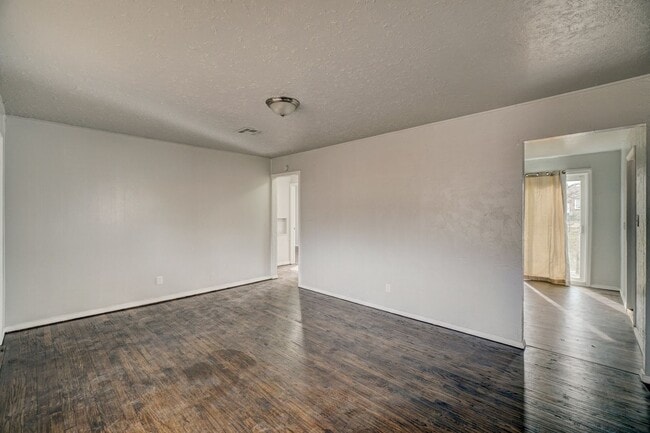 Building Photo - 3 Bed 1 Bath in Del City!