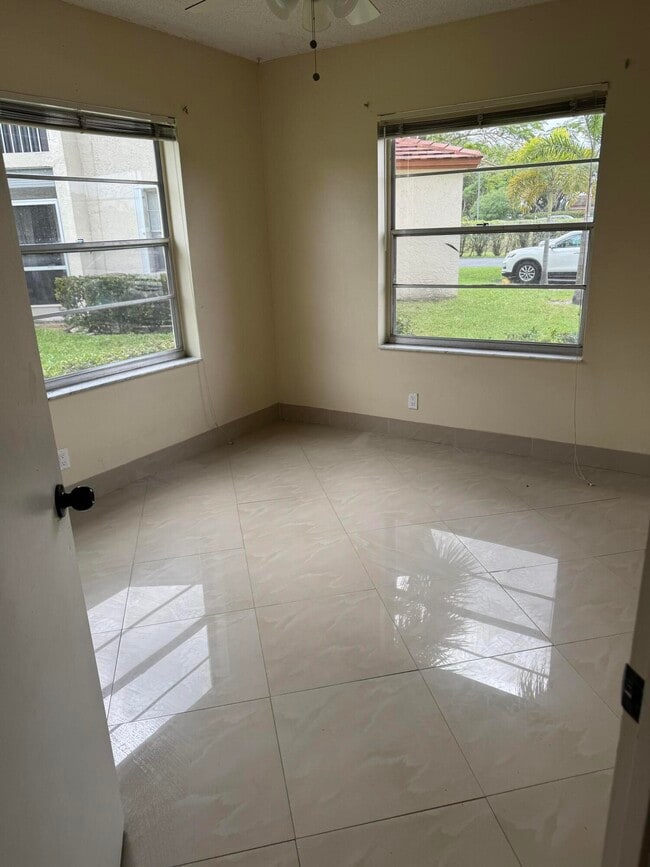 Building Photo - 9921 Three Lakes Cir