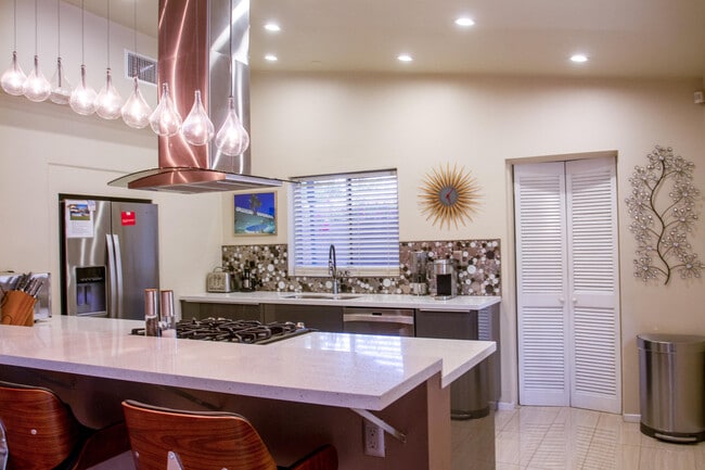 Building Photo - 1423 E San Lorenzo Rd