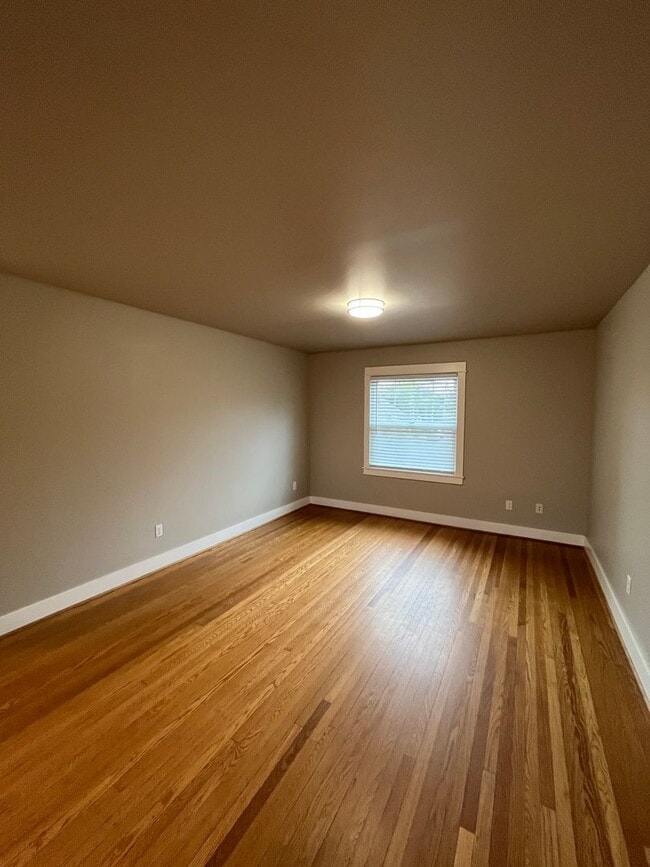 Building Photo - Large / Modern 1 Bedroom w/ Private Baseme...