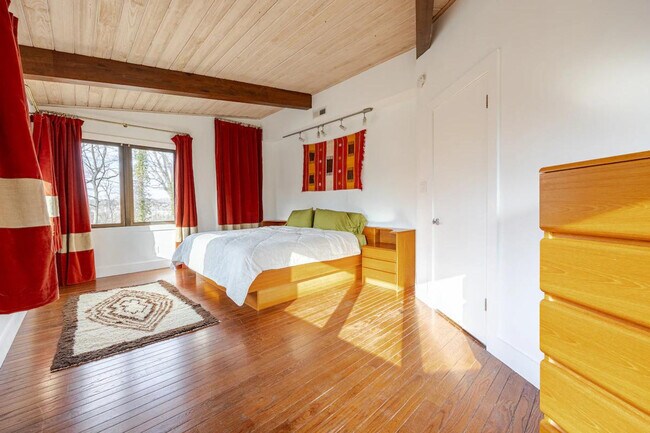 Building Photo - 2720 N Fillmore St