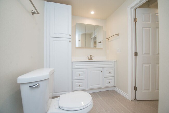 Building Photo - Completely Remodeld W/ Swimming Pool!