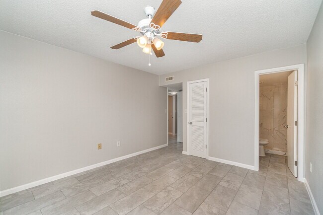 Building Photo - Move-In Ready 55+ Condo | 2BR/2BA | Granite Kitchen | Cape Coral