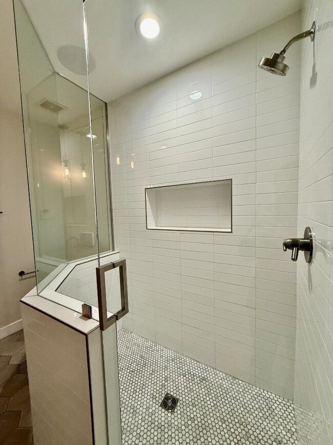 Building Photo - 21 E 6th St