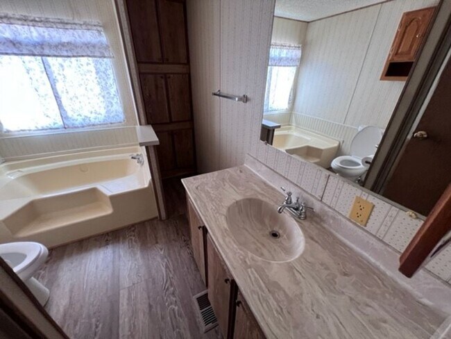 Building Photo - 3 Bedrooms, Includes Fenced Yard New carpe...