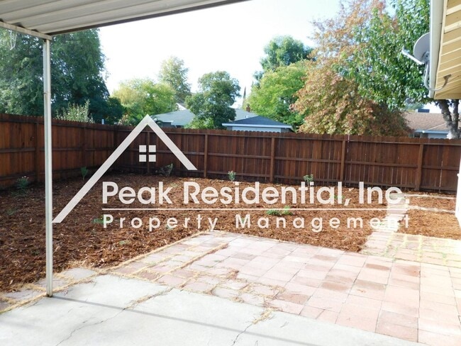 Building Photo - Nice 2bd/1ba Carmichael Duplex with 1 Car Garage