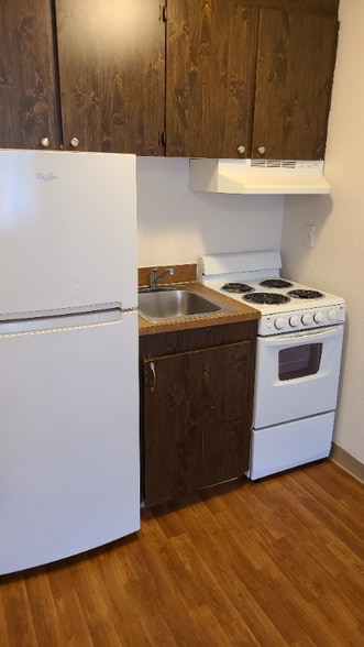 Building Photo - 1625 Kent Des Moines Rd