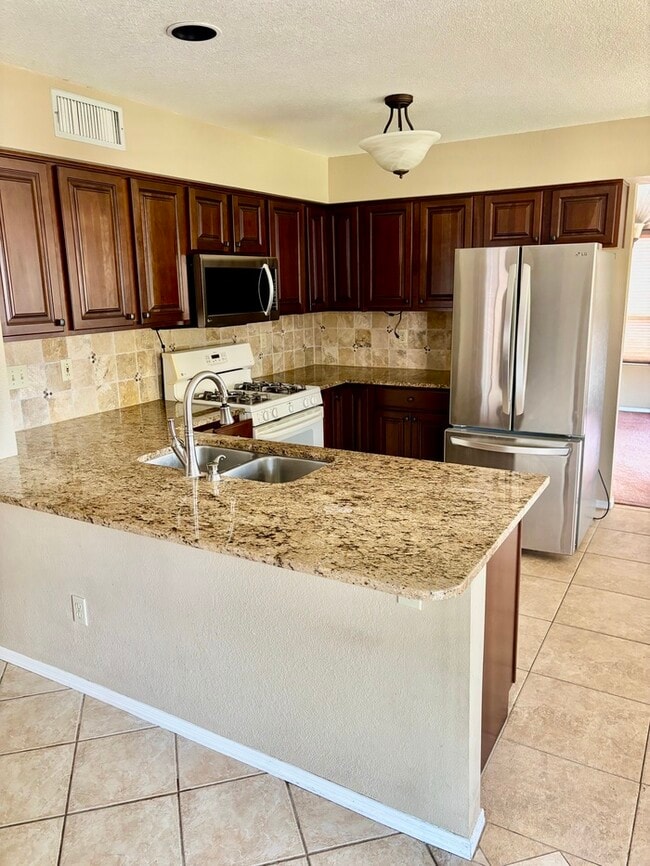 Building Photo - Charming house with 3 beds and 2 bath is n...