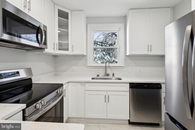 Building Photo - 3406 Stockton St