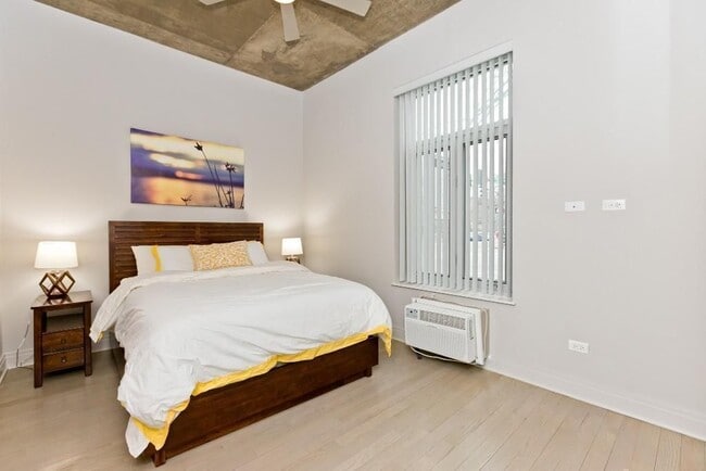 Building Photo - 4600 N Clarendon Ave