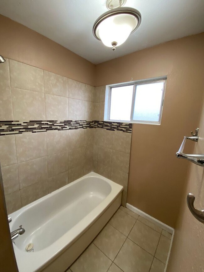 Building Photo - Spacious home Available Now!