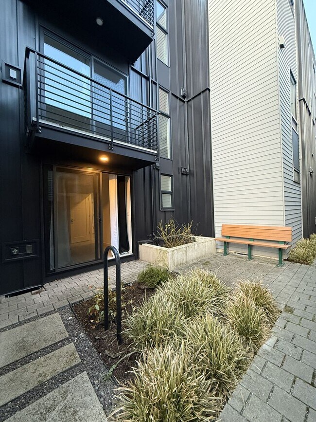 Building Photo - Free Rent Promotions! Modern 2-Bed, 2-Bath Townhome near Madison Valley – Exceptional Light, Desi...