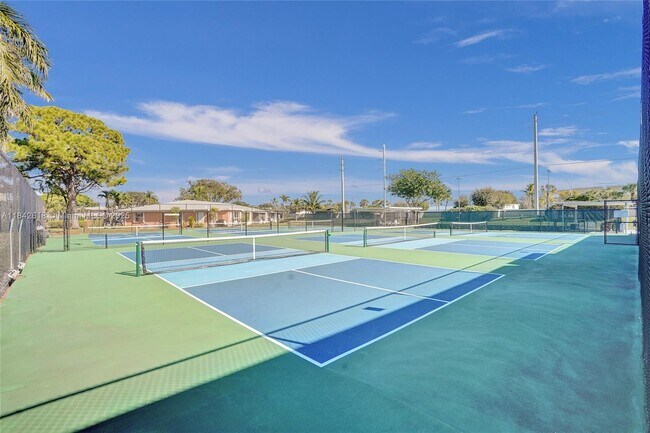Building Photo - 1450 NW 18th Ave