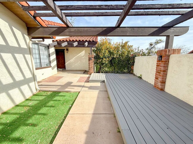 Building Photo - Upgraded townhome by Southgate Golf Course - Small dogs allowed