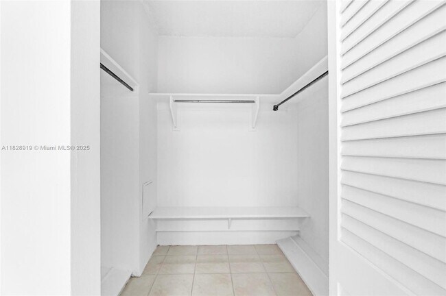 Building Photo - 905 Brickell Bay Dr