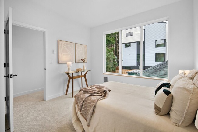 Building Photo - New Luxury Townhome in Seattle 2bed/2bath – Rooftop Deck, Pets OK